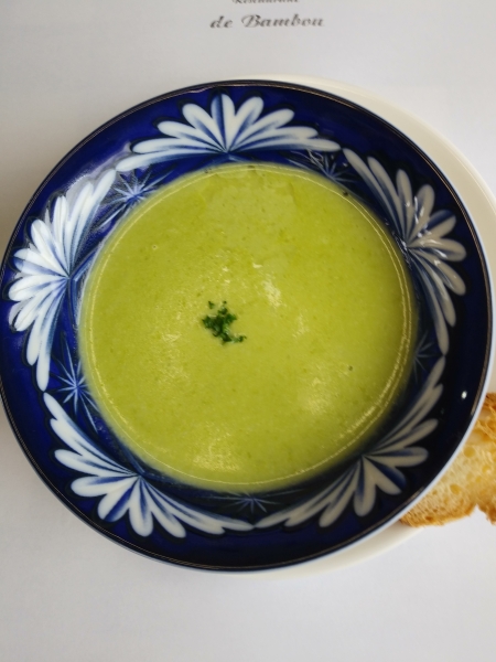 その時々の旬の食材（熊本県産、国内産）を使ってスープを作っております。<br>熊本菊陽人参を使ってスープを作りました。