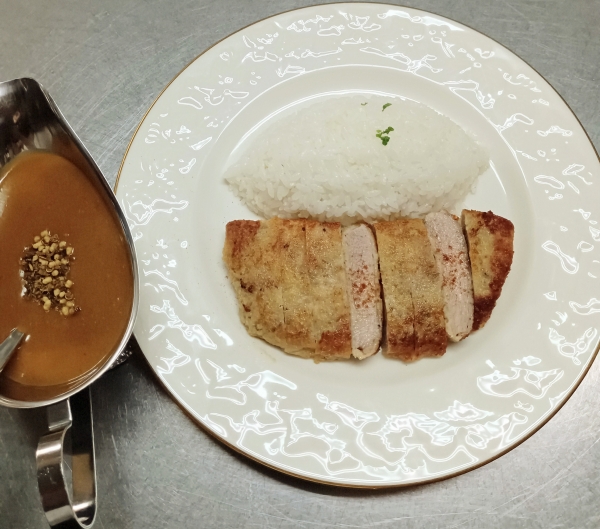 ポークヒレカツカレーデザートセット（サラダ、デザート、ドリンク付き)2100円<br><br>ポークヒレカツカレーコース（スープ、サラダ、デザート、ドリンク付き）2600円